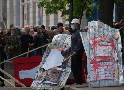 galonim - Prorosyjscy protestujący pomagają służbom oczyszczania miasta Odessy w zryw...
