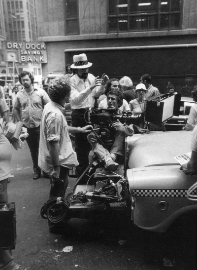 ColdMary6100 - Reżyser Martin Scorsese podczas nagrywania zdjęć do filmu "Taksówkarz"...