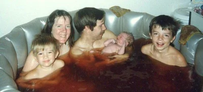 gofr - Słodki obrazek prawdziwej (heteroseksualnej) rodziny. Poród w wodzie.
#niewie...