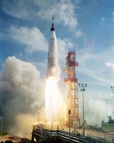 d.....4 - Start rakiety Atlas D z kapsułą Mercury-Atlas 4, pierwszą z serii załogowyc...