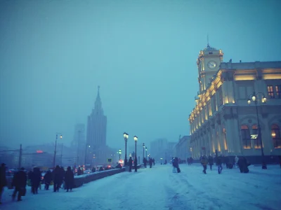 Dwadziescia_jeden - W Moskwie pogoda taka, że tylko siedzieć na dupie i czytać powieś...