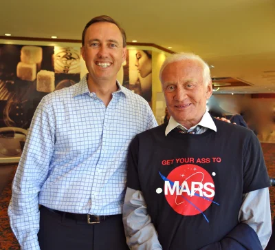 Q.....o - Buzz Aldrin (jeden z członków załogi Apollo 11) i jego koszulka.

#buzzaldr...