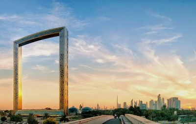 p.....u - Dubai Frame pozwala odwiedzającym podziwiać wszystkie dzielnice miasta z wy...