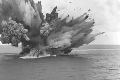 yolantarutowicz - Ten eksplodujący okręt to jedyne sfilmowane zatonięcie pancernika p...