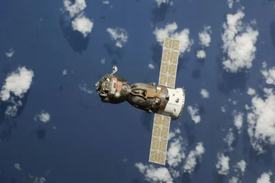 d.....4 - Soyuz TMA-08M na trajektori powrotnej, wrzesień 2013. 

#kosmos #soyuz #exp...