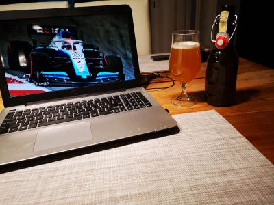 IkBenPool - Po ciężkim dniu piwo i wypok. Pozdrawiam fanów #f1 #kubica i proszę nie k...