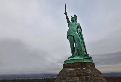 MannazIsazRaidoKaunanOthala - Plus tak zwany Hermannsdenkmal, monumentalny posąg germ...