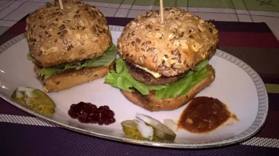 Yggas - Żurawinka i oscypek, burger po góralsku, a co!

#gotujzwykopem #foodporn #j...