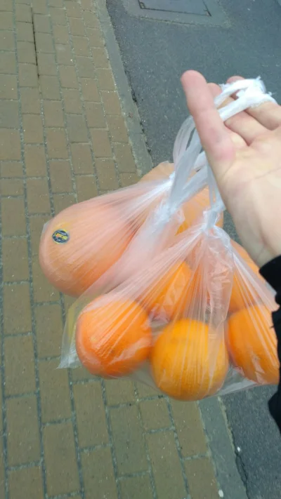 F.....5 - Zakupy zrobione, teraz idę częstować ludzi na ulicy.
 Mam dla Ciebie pomara...