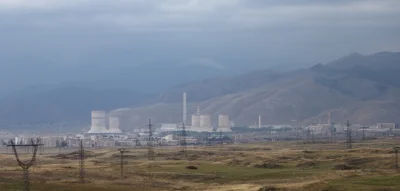 babisuk - Na zdjęciu poza pięknym, górskim krajobrazem Armenii widzimy opalaną gazem ...