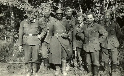 karbowski - > Germans posing with a French prisoner of war. France, 1940.

Który to F...