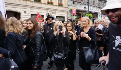 lubiem_piwo - Losowe zdjęcie czarnego protestu z googla, widzę tu przynajmniej trzy d...