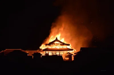 ama-japan - Płonie zamek Shuri w Naha na Okinawie. Pożar wybuchł dziś rano ok 2:40 i ...