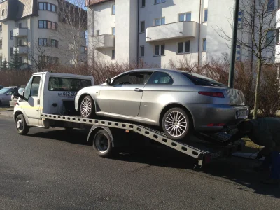 Altru - #heheszki #somsiad #samochody

Sąsiad kupił alfę.
Podjechał pod blok i pad...