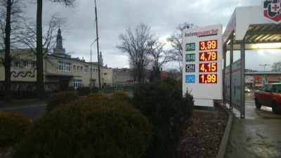 r.....7 - Tak sobie idę, spaceruję kiedy zauważyłem, że cena benzyny spadła do 3,99.....