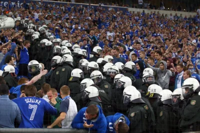 hatifnat - @NapalInTheMorning: dzisiaj podczas meczu Schalke - PAOK policja weszła na...