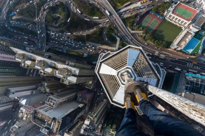 ColdMary6100 - Nie patrz w dół. (fot. Witalij Raskalow, “On the Roofs”) 
#kulturawpl...