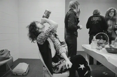 TSoprano - Jimmy Page kończy butelkę whiskey. 1977r.

#starezdjecia #jimmypage #ledze...