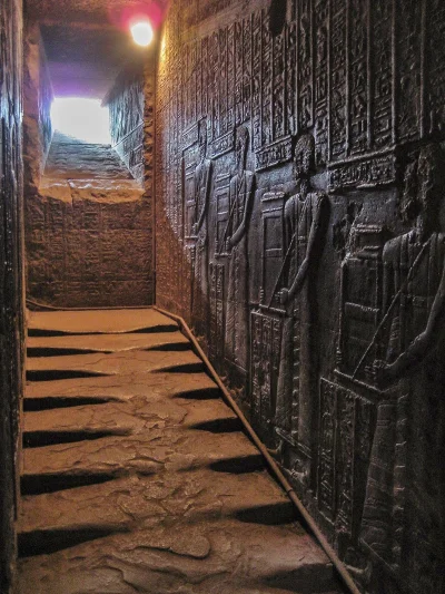sponge - Schody prowadzące na dach świątyni Hathor, Egipt. 2300 lat 


#artefaktna...