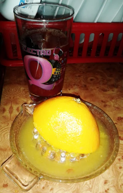 S.....r - Nie ma nic lepszego od świeżo wyciśniętego soku z pomarańczy :D

#sok #poma...