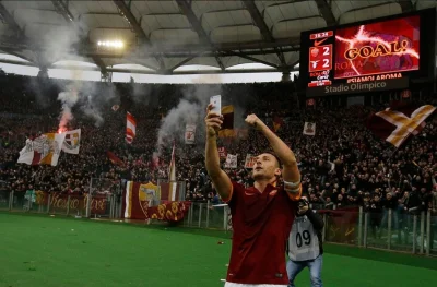 specialized_Darek - Totti robi samojebke po strzeleniu gola 
#fotball #mecz #selfie ...