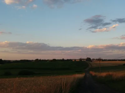 nomad609 - Wybrałam się na wieczorny spacer na pola i łąki za moją wsią. Słońce już z...
