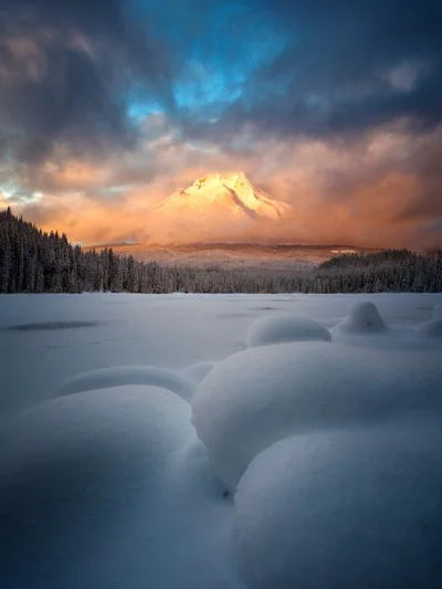 Mesk - Mt. Hood przeziera przez chmury nad Trillium Lake, Oregon #usa #fotografia #go...