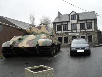 Szq - Golf vs Tiger II. Ostał się taki w wiosce w Ardenach. To jest duży pojazd...
N...