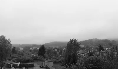 Berkas - Mgła cicho wszystko otula
Schodzi niepostrzeżenie
Deszcz delikatny
Potem ule...