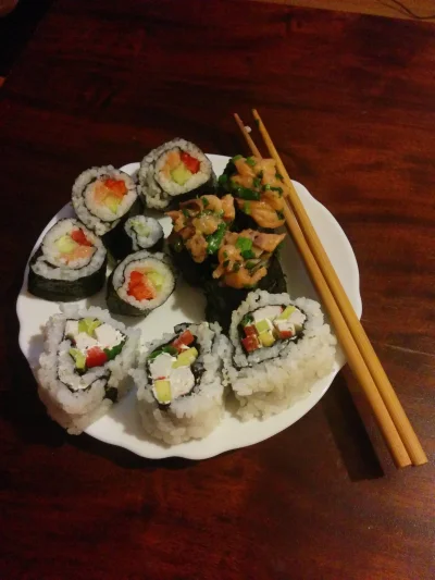 krysc4d - Pierwsze sushi wlasnej roboty :)
#sushi #gotujzwykopem #chwalesie