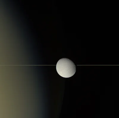 misjaratunkowa - Dione na tle pierścieni Saturna
Zdjęcie wykonane przez sondę Cassin...