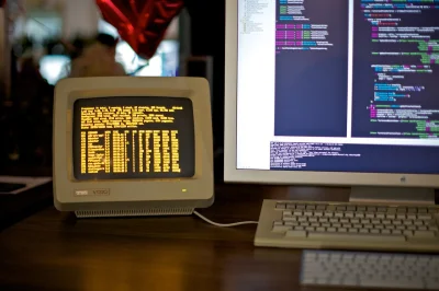 LostHighway - #fotografia #komputery #programowanie Stary i młody? czyli VT220 vs Mac...