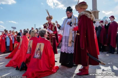 sztilq - Mirki co to jest? Ostatnio widziałem babkę w takim płasczu i peruce. Myślałe...