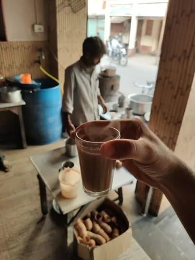 kotbehemoth - Pyszny czaj (herbata z mlekiem i cukrem) od ulicznego sprzedawcy w Vara...