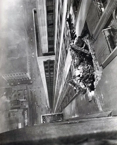 s.....w - Dziura w ścianie Empire State Building po uderzeniu bombowca B-25, który 28...