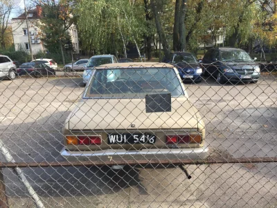 nalejmizupy - No to dzisiaj złapałem perełkę na parkingu w Warszawie.

Fiat 132S z ...