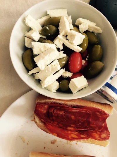 kopnietawglowe - Feta,oliwki,pomidorki i bułeczki z chorizo.Uwielbiam #jedzzwykopem #...