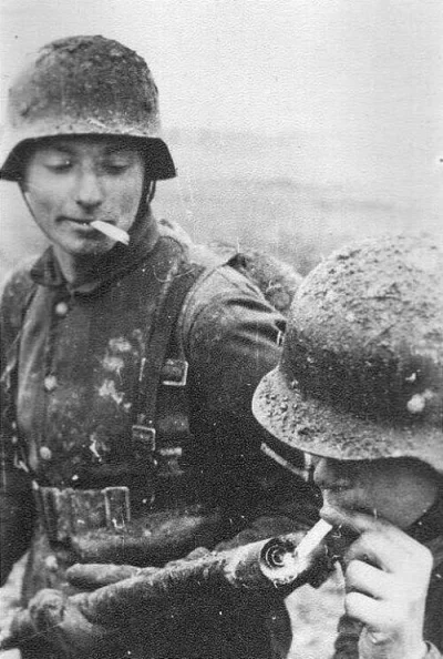 Pshemeck - Niemieccy żołnierze jak widać zapalniczki mieli konkretne.

#2wojnaswiatow...
