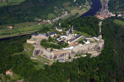 chwed - @Sheena1: Jak lubisz takie klimaty (twierdza na wzgórzu) to polecam Königstei...