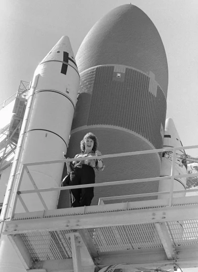 s.....w - Nauczycielka i astronautka Christa McAuliffe stoi przy promie kosmicznym Ch...