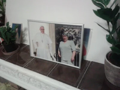 IshiAryu - Chciałem być dobrym wnuczkiem i załatwiłem babci fotkę z papieżem. 
#babc...