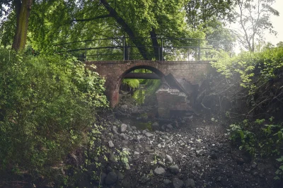 naokofotografia - Wyłączona z użytku kładka w skwerze im. Jadwigi Szustrowej w Łodzi....