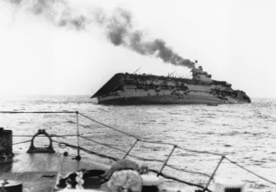 N.....h - Tonący brytyjski krążownik liniowy HMS Courageous, trafiony przez 2 torpedy...