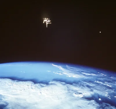 d.....4 - Orbitując wokół naszej planety, podczas misji w czerwcu 1998 roku, załoga p...