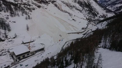 manedhel - lawina na drodze i torach do Zermatt z helikoptera