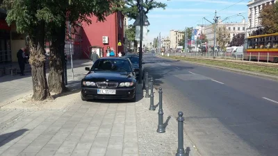 sargento - Odnowiony chodnik, słupki. Zawsze znajdzie się jakiś p--------y debil któr...