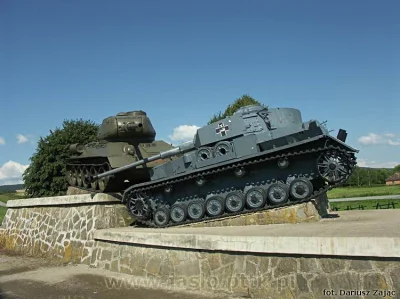 Gloszsali - Podobny Panzer IV stoi na pomniku walk o przełęcz Dukielską na Słowacji