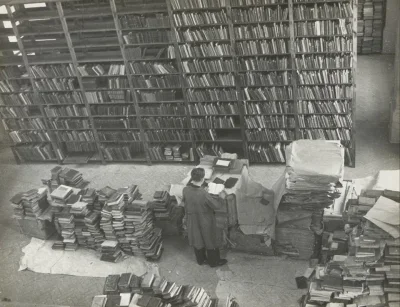 Czajna_Seczen - Wypakowywanie książek w Bibliotece Ossolineum we Wrocławiu w 1947 rok...