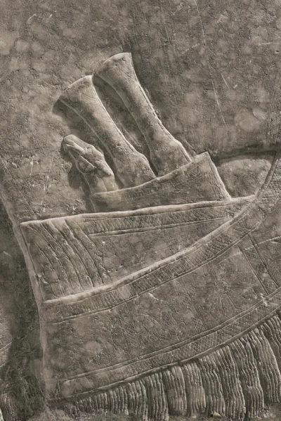 myrmekochoria - Detal z reliefu: dwa noże i osełka do nich z głową cielaka na rękojeś...