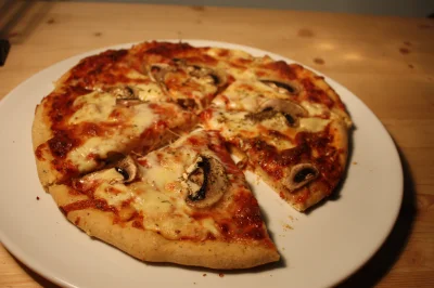 MMaros - #gotujzwykopem 

#gzw 

Taka pizzarełka na dziś z domowego piekarnika: